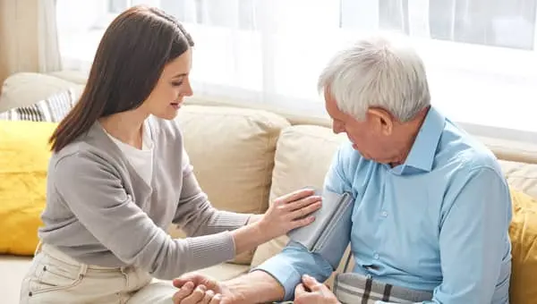 Aidant familial : un cadre clair pour vous, une prise en charge plus sereine pour votre proche